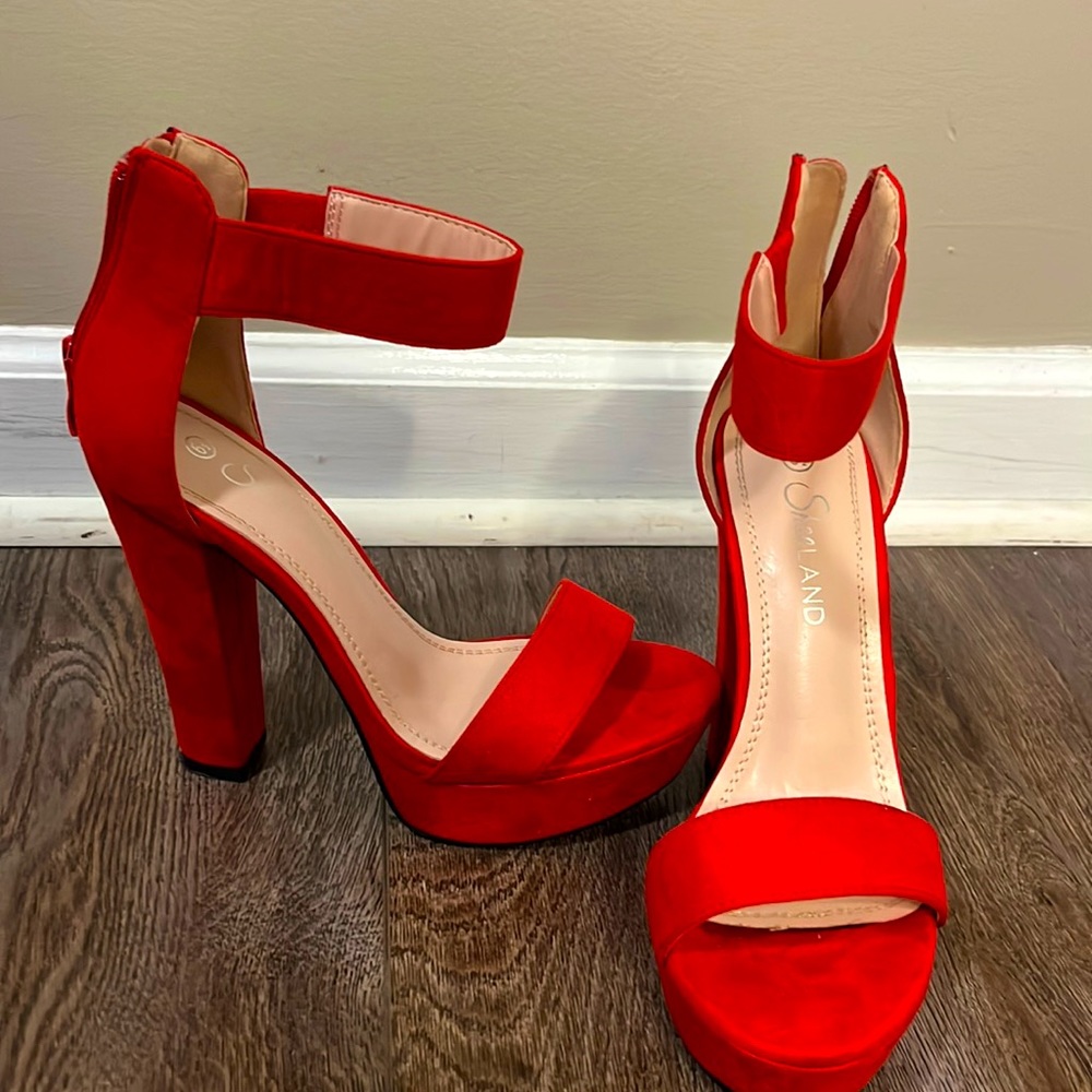 Show land 6.5 red heels